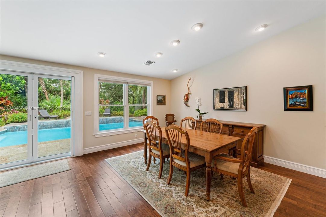 Recently Sold: $1,000,000 (3 beds, 2 baths, 2994 Square Feet)