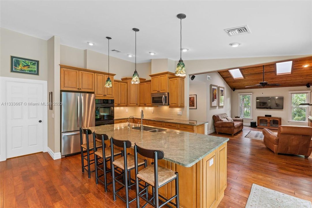 Recently Sold: $1,000,000 (3 beds, 2 baths, 2994 Square Feet)