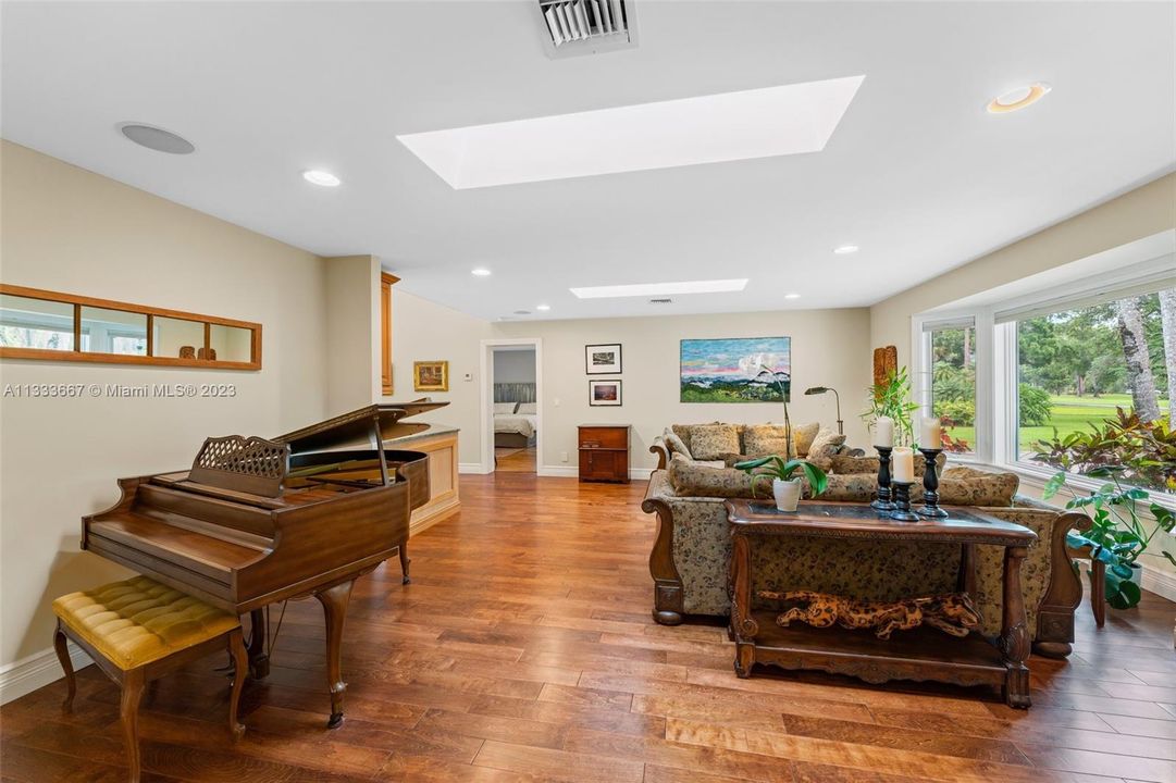 Recently Sold: $1,000,000 (3 beds, 2 baths, 2994 Square Feet)