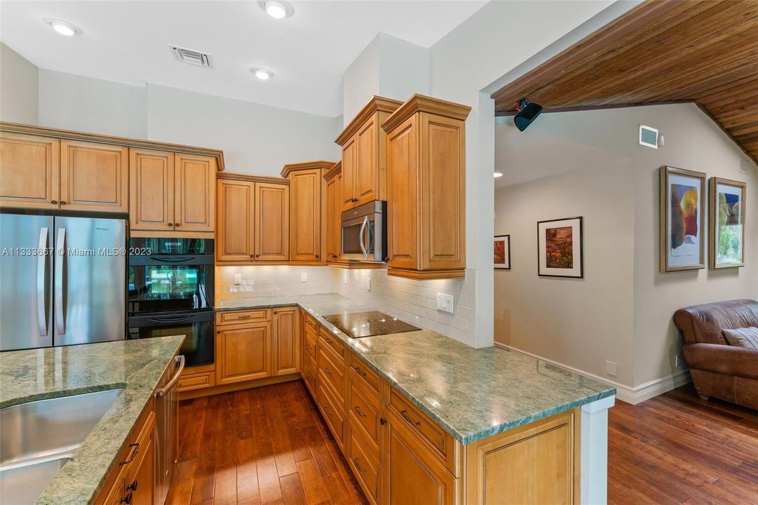 Recently Sold: $1,000,000 (3 beds, 2 baths, 2994 Square Feet)