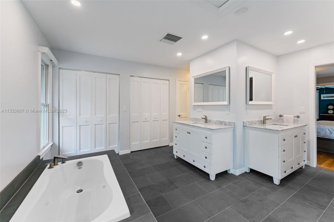 Recently Sold: $1,000,000 (3 beds, 2 baths, 2994 Square Feet)