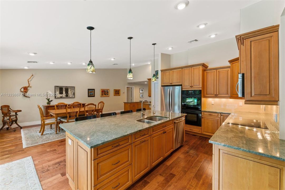 Recently Sold: $1,000,000 (3 beds, 2 baths, 2994 Square Feet)