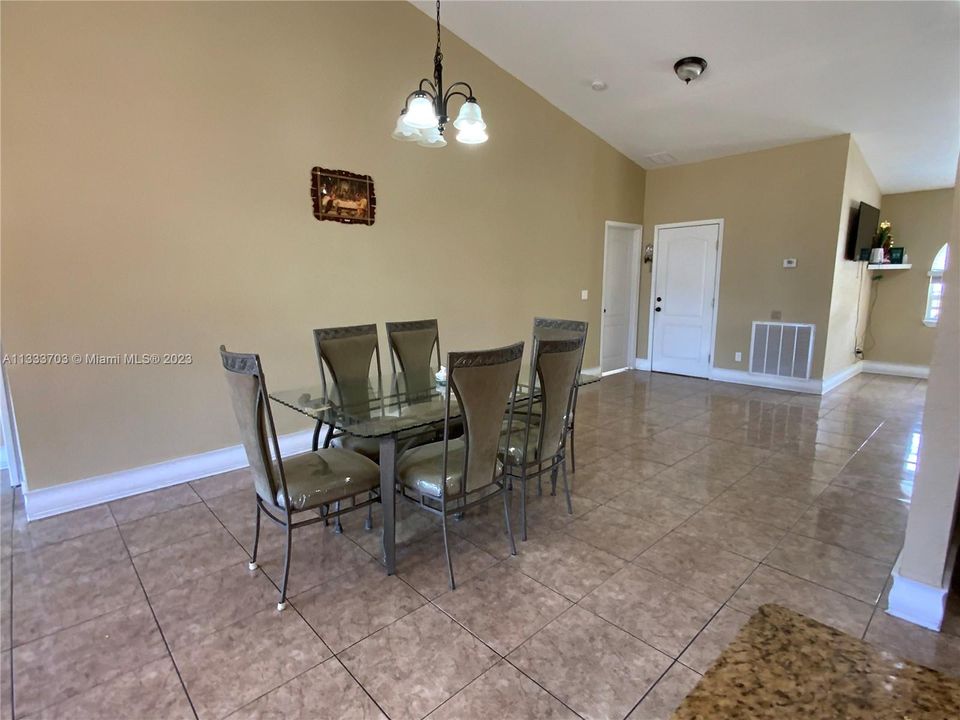 最近售出: $480,000 (4 贝兹, 3 浴室, 1984 平方英尺)