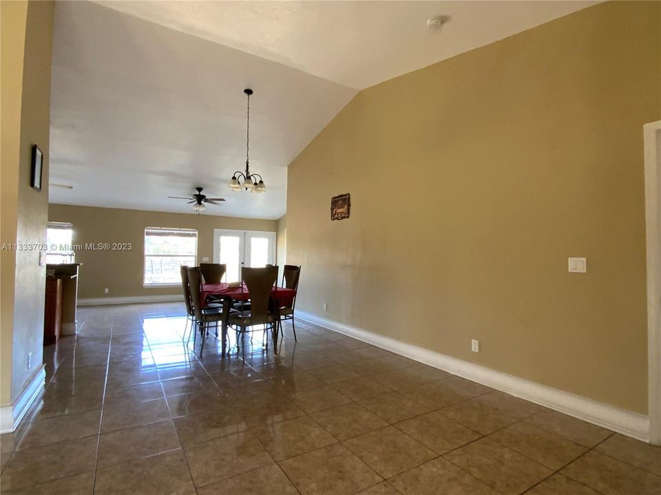 最近售出: $480,000 (4 贝兹, 3 浴室, 1984 平方英尺)