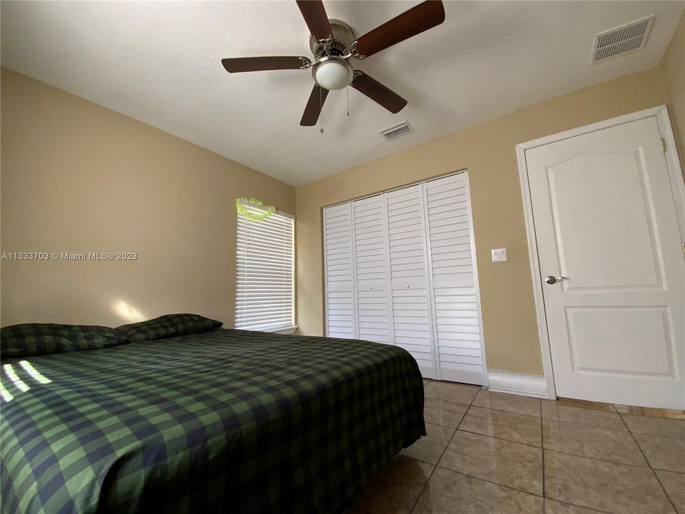 最近售出: $480,000 (4 贝兹, 3 浴室, 1984 平方英尺)