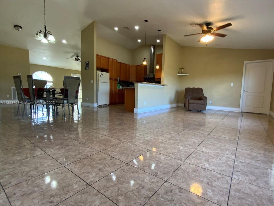 最近售出: $480,000 (4 贝兹, 3 浴室, 1984 平方英尺)