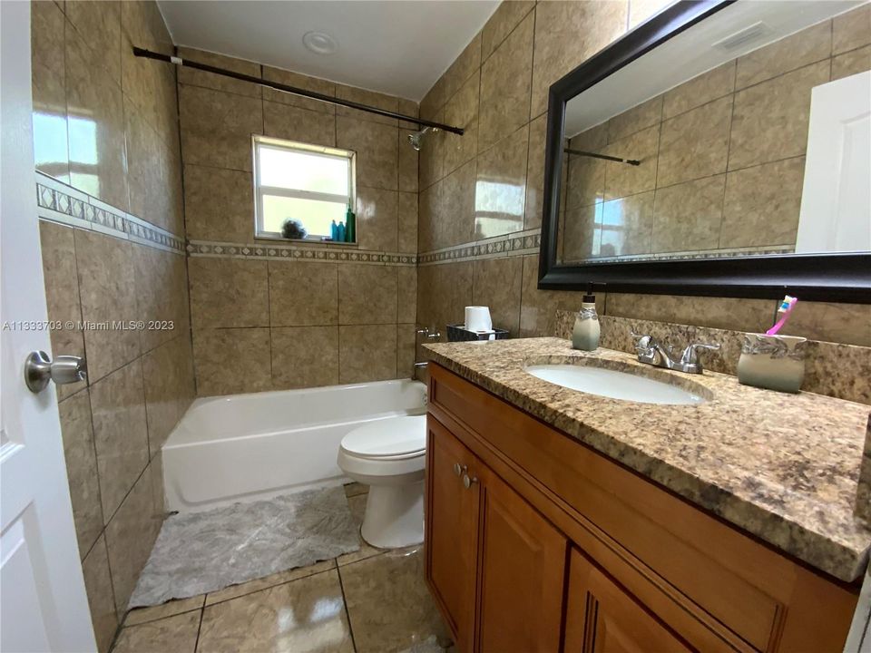 最近售出: $480,000 (4 贝兹, 3 浴室, 1984 平方英尺)