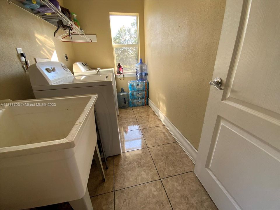 最近售出: $480,000 (4 贝兹, 3 浴室, 1984 平方英尺)