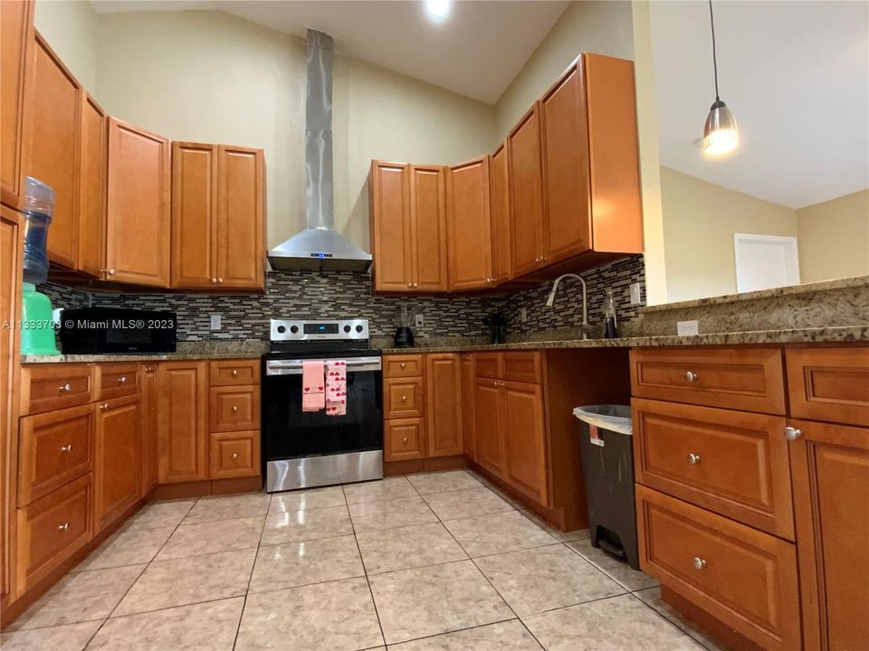 最近售出: $480,000 (4 贝兹, 3 浴室, 1984 平方英尺)