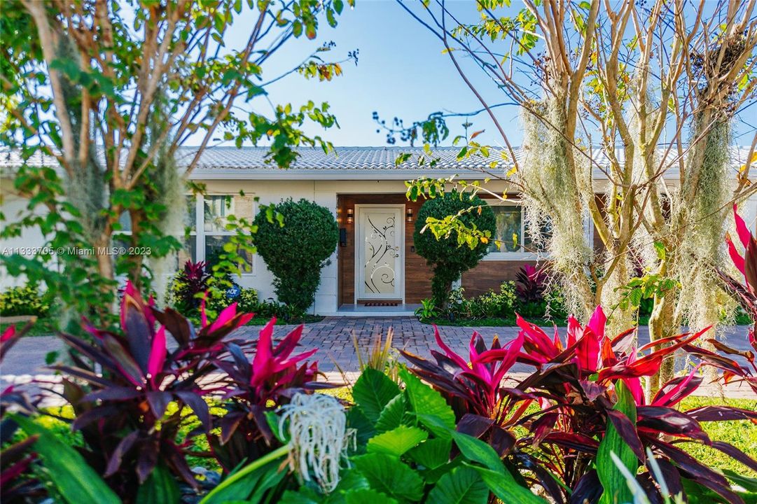 For Sale: $2,495,000 (3 beds, 2 baths, 2335 Square Feet)