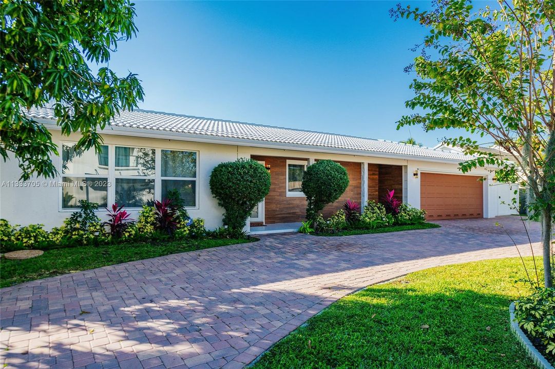 For Sale: $2,495,000 (3 beds, 2 baths, 2335 Square Feet)