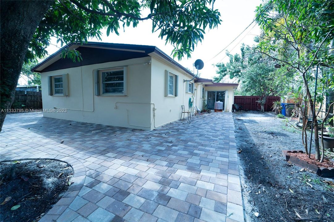 Recently Sold: $420,000 (3 beds, 1 baths, 1308 Square Feet)