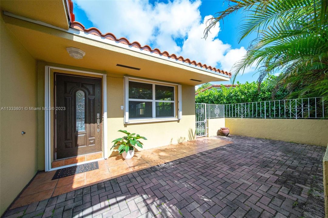 Recently Sold: $720,000 (3 beds, 2 baths, 1802 Square Feet)