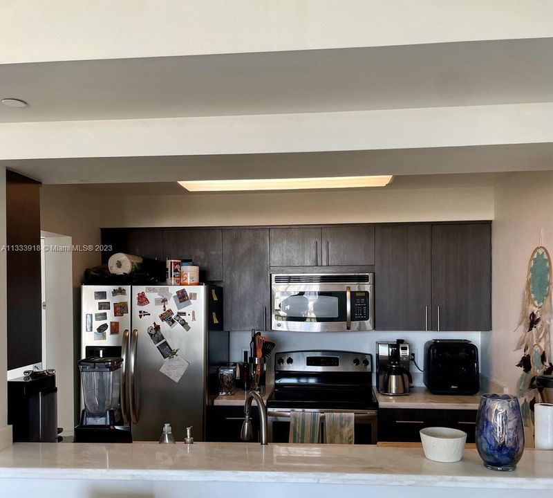 Active With Contract: $2,950 (1 beds, 1 baths, 850 Square Feet)