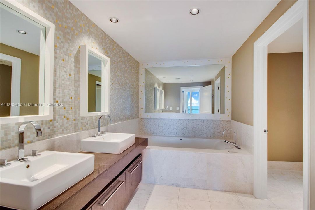 最近售出: $2,450,000 (3 贝兹, 3 浴室, 1933 平方英尺)