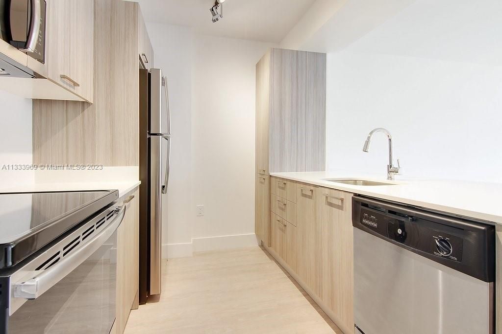 For Rent: $2,994 (1 beds, 1 baths, 842 Square Feet)