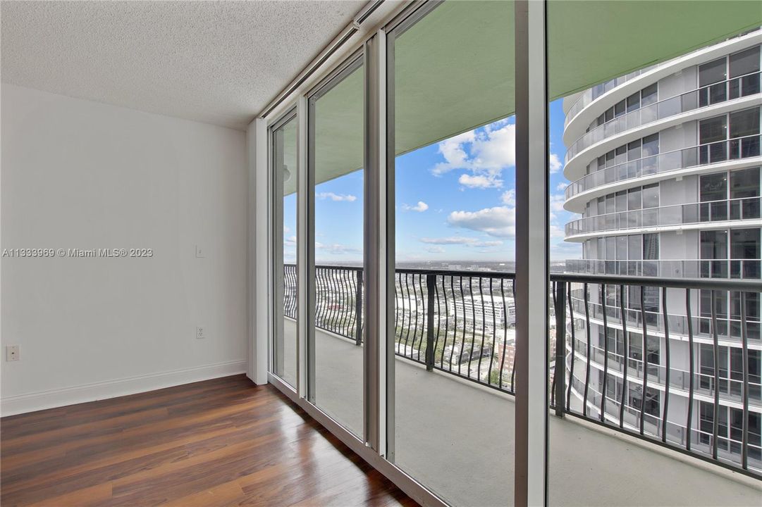 For Rent: $2,994 (1 beds, 1 baths, 842 Square Feet)