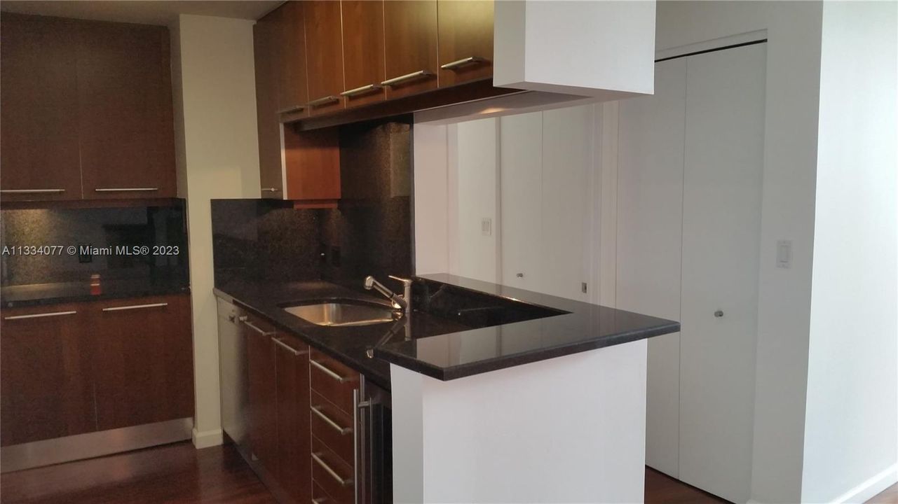 Recently Rented: $3,650 (1 beds, 1 baths, 1031 Square Feet)