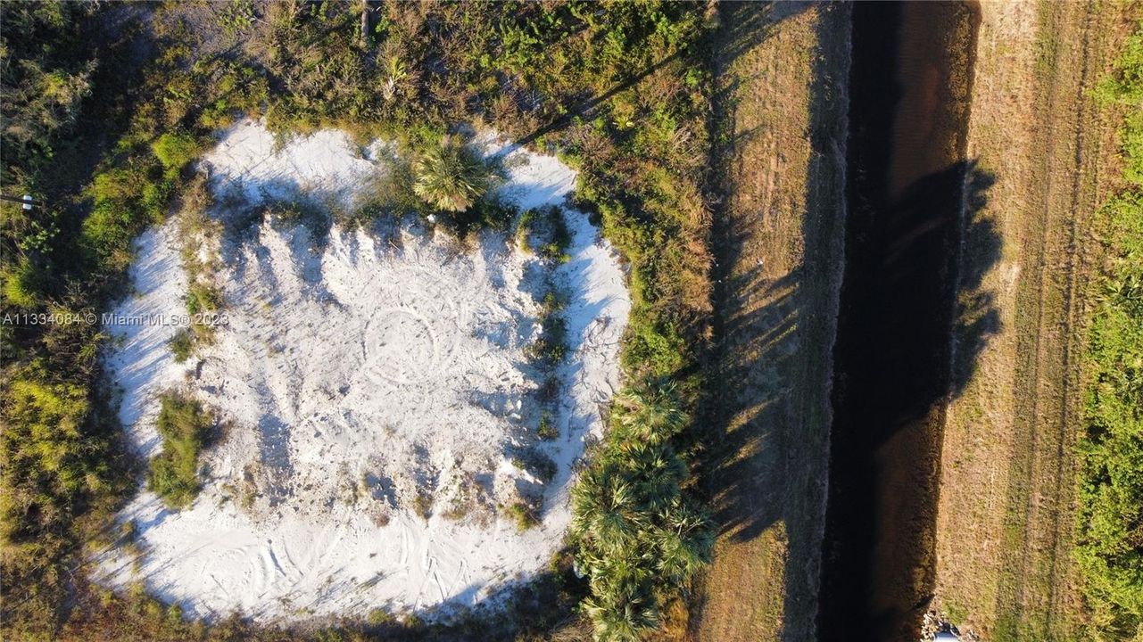 最近售出: $32,000 (0.25 acres)