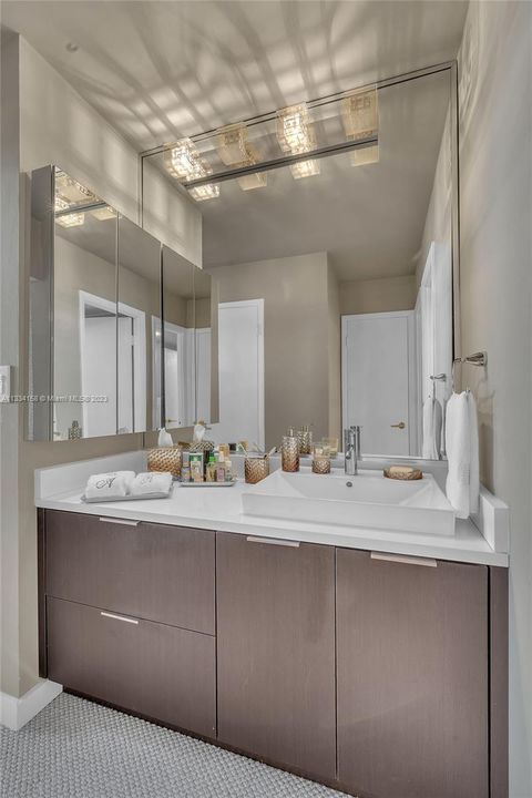 Active With Contract: $555,000 (1 beds, 1 baths, 950 Square Feet)