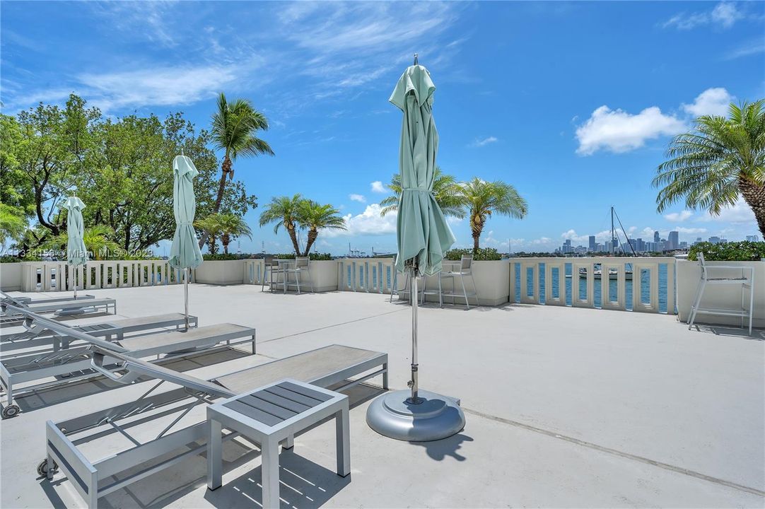 Active With Contract: $555,000 (1 beds, 1 baths, 950 Square Feet)