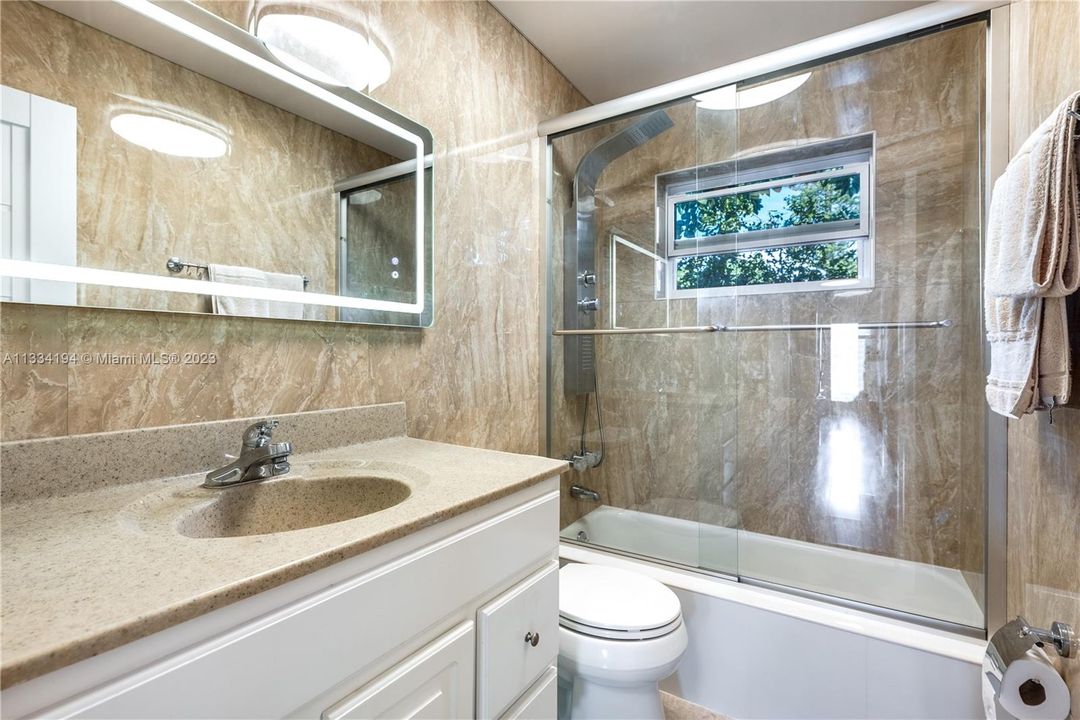 最近售出: $189,000 (1 贝兹, 1 浴室, 580 平方英尺)