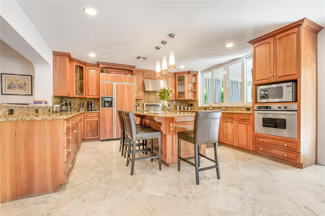 Recently Sold: $2,450,000 (3 beds, 2 baths, 2578 Square Feet)