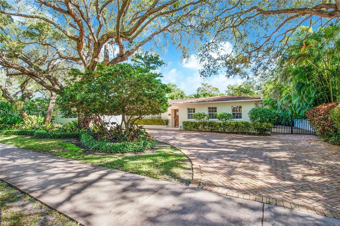 Recently Sold: $2,450,000 (3 beds, 2 baths, 2578 Square Feet)
