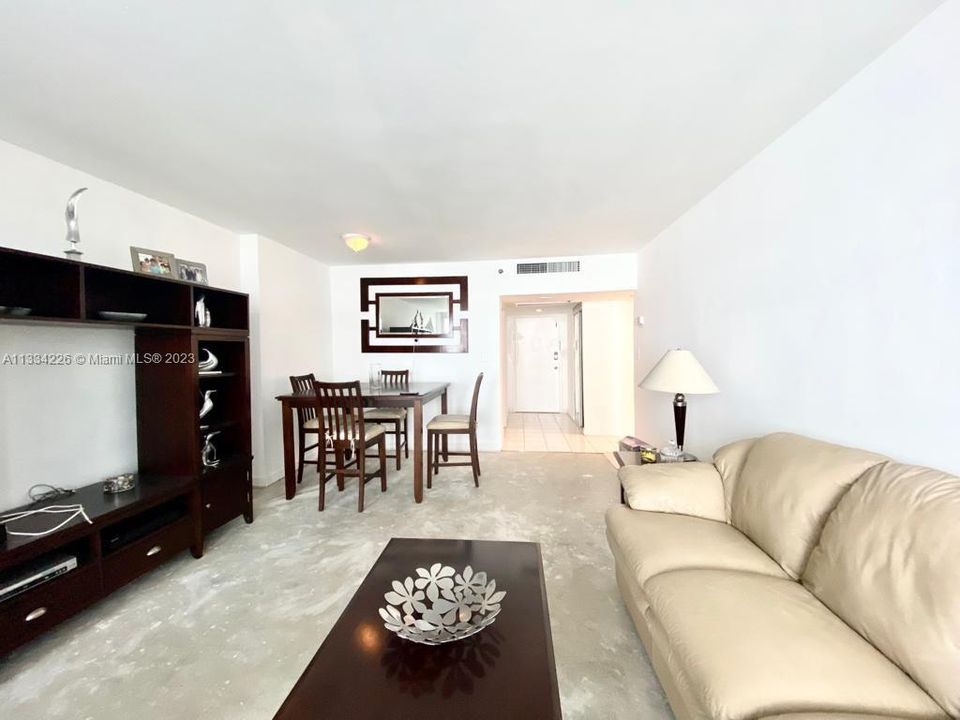 For Sale: $479,900 (1 beds, 1 baths, 675 Square Feet)