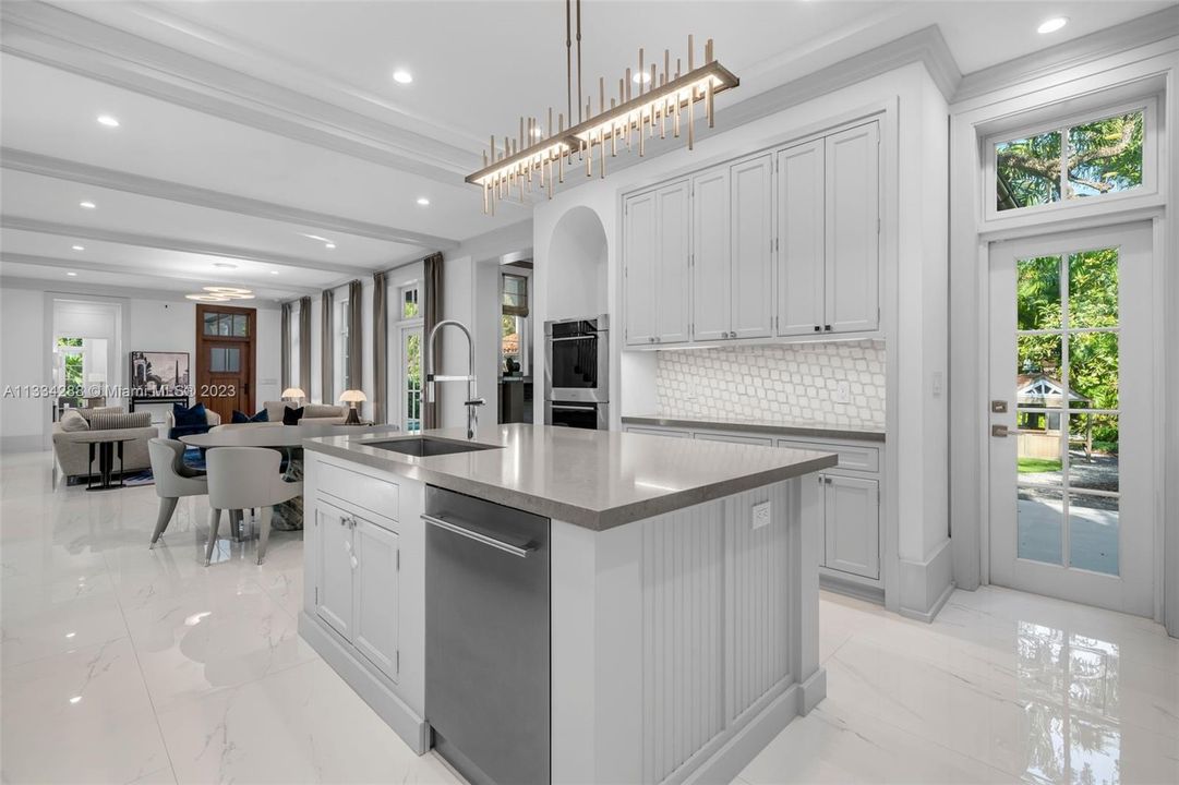 Recently Sold: $4,650,000 (5 beds, 5 baths, 3881 Square Feet)