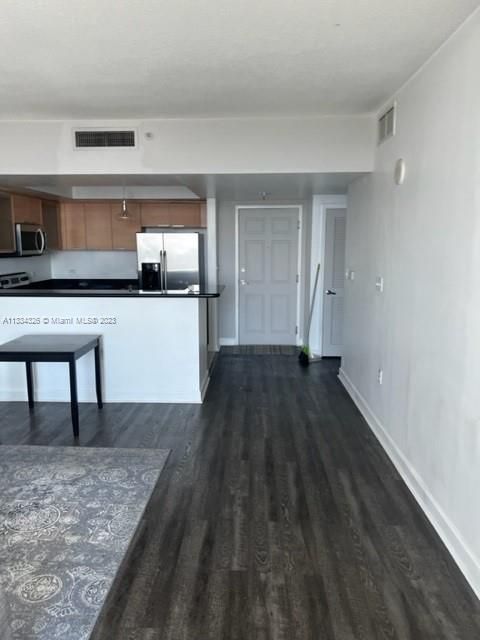 Recently Rented: $2,600 (2 beds, 2 baths, 1220 Square Feet)