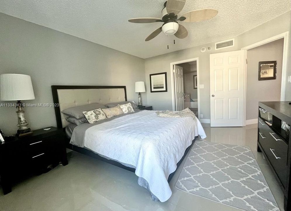 Recently Sold: $550,000 (2 beds, 2 baths, 1181 Square Feet)