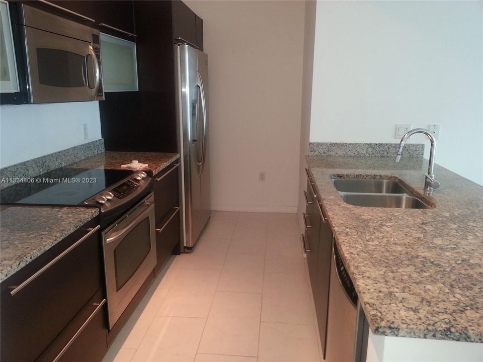 Recently Rented: $3,000 (1 beds, 1 baths, 774 Square Feet)