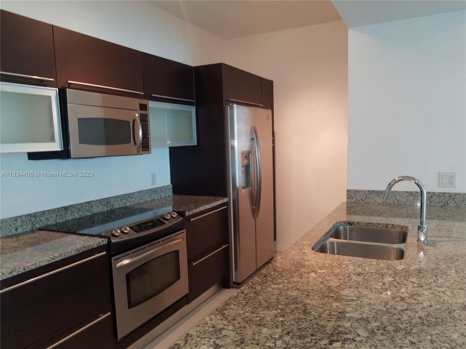 Recently Rented: $3,000 (1 beds, 1 baths, 774 Square Feet)