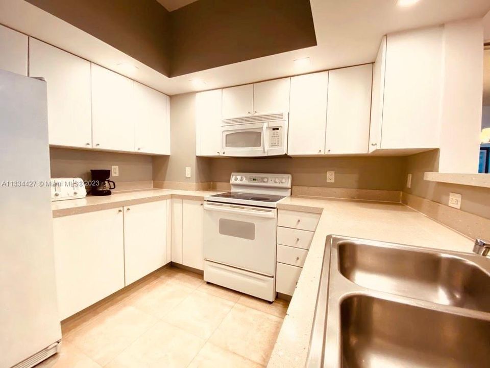For Sale: $620,000 (1 beds, 1 baths, 960 Square Feet)