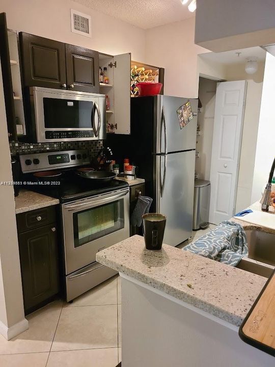 Recently Rented: $2,600 (2 beds, 1 baths, 907 Square Feet)