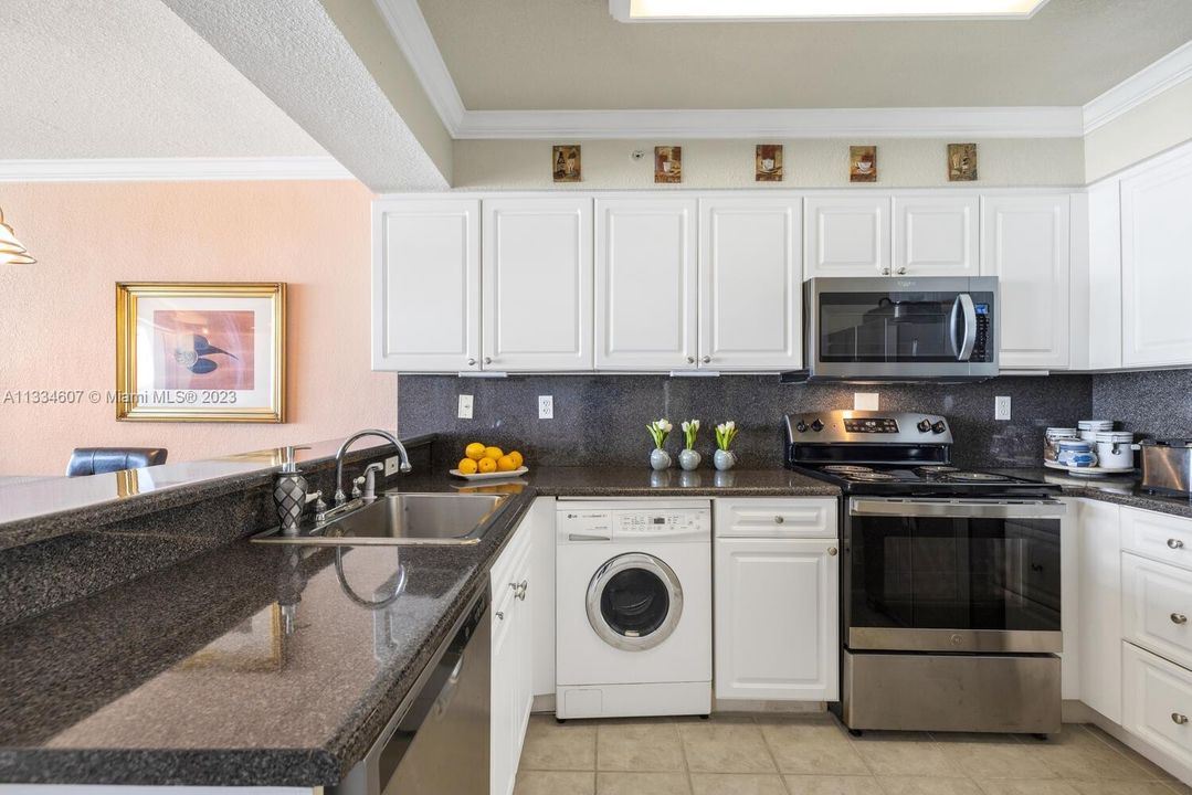 Active With Contract: $2,300 (0 beds, 1 baths, 482 Square Feet)