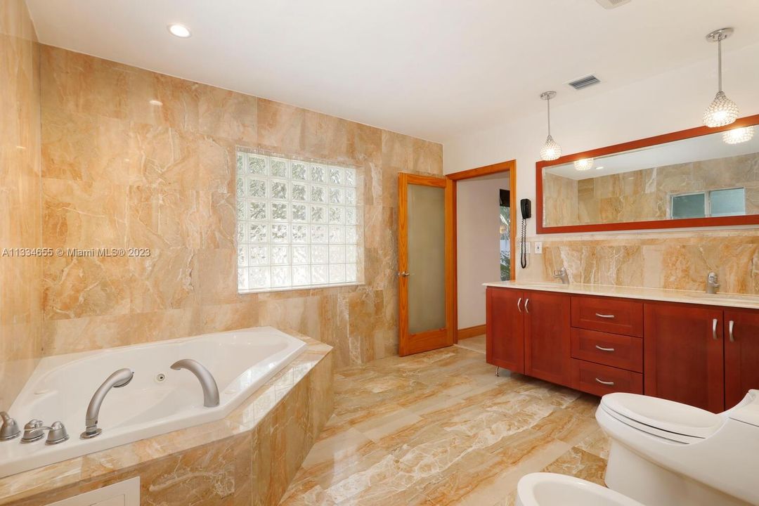 Недавно продано: $1,497,000 (4 спален, 3 ванн, 3067 Квадратных фут)