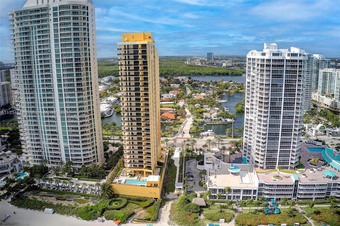Recently Sold: $1,175,000 (2 beds, 2 baths, 1342 Square Feet)