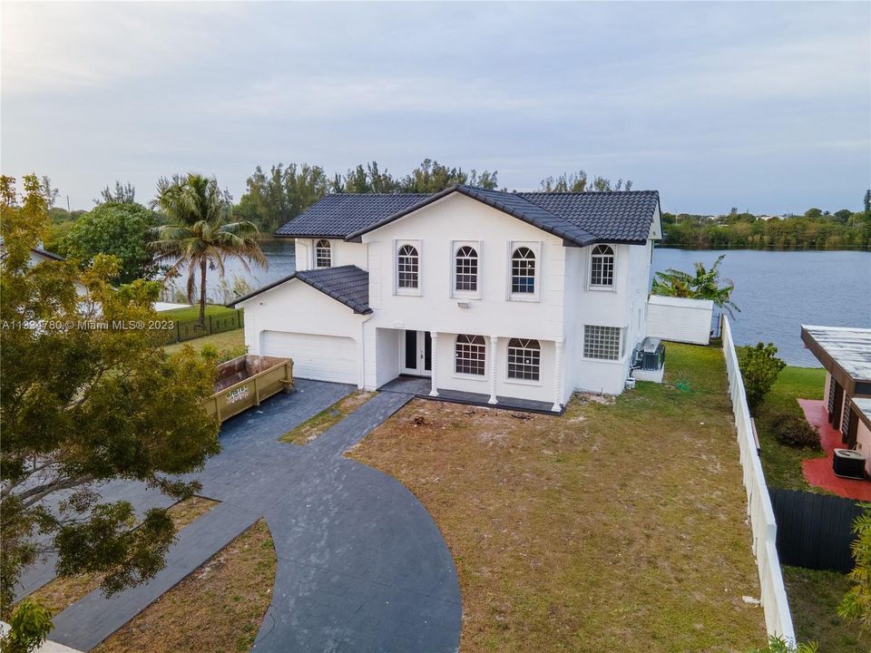 Recently Sold: $895,000 (4 beds, 3 baths, 3977 Square Feet)