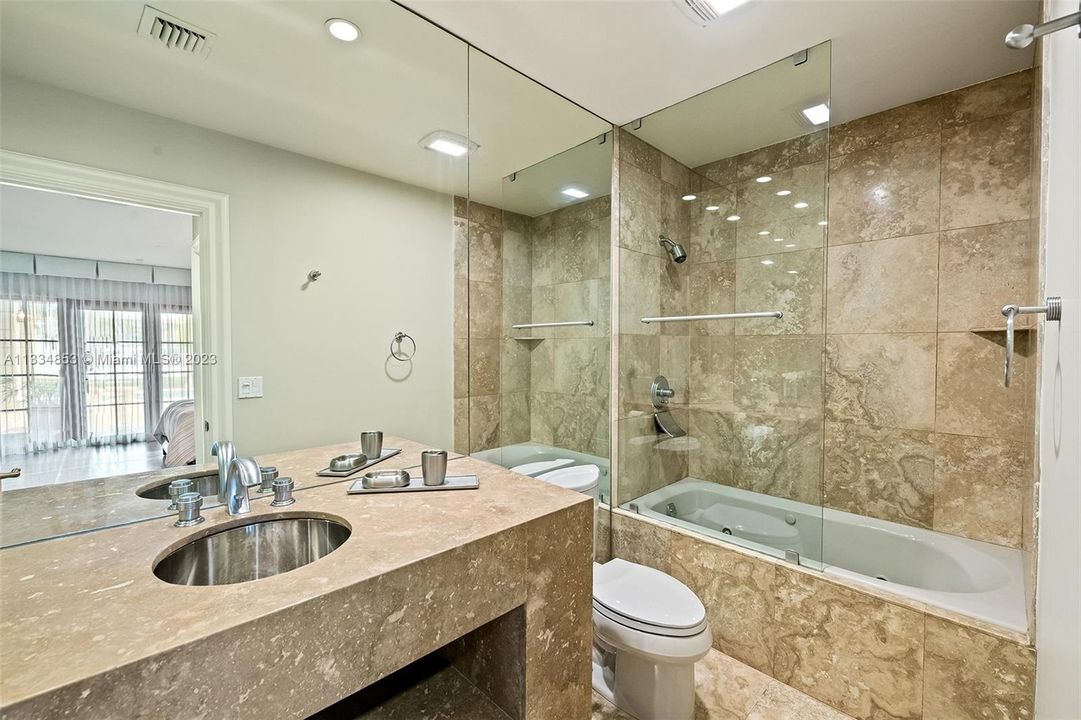 Недавно арендовано: $49,000 (6 спален, 6 ванн, 5599 Квадратных фут)