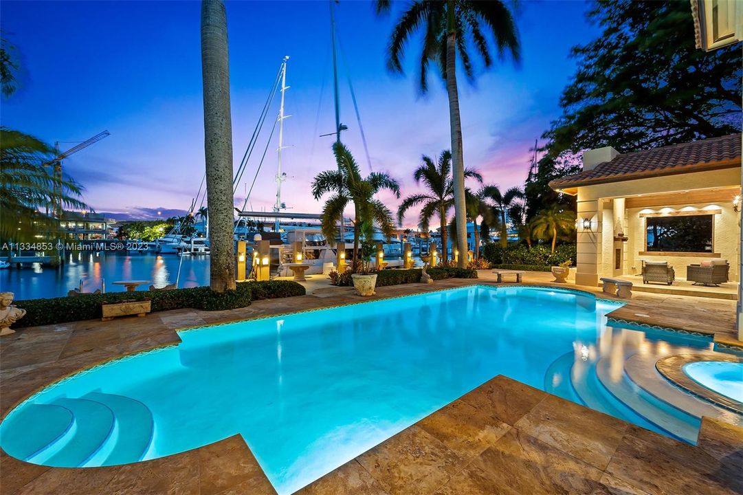 Недавно арендовано: $49,000 (6 спален, 6 ванн, 5599 Квадратных фут)