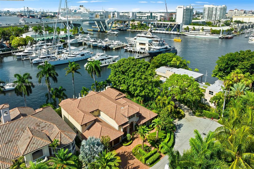 Недавно арендовано: $49,000 (6 спален, 6 ванн, 5599 Квадратных фут)