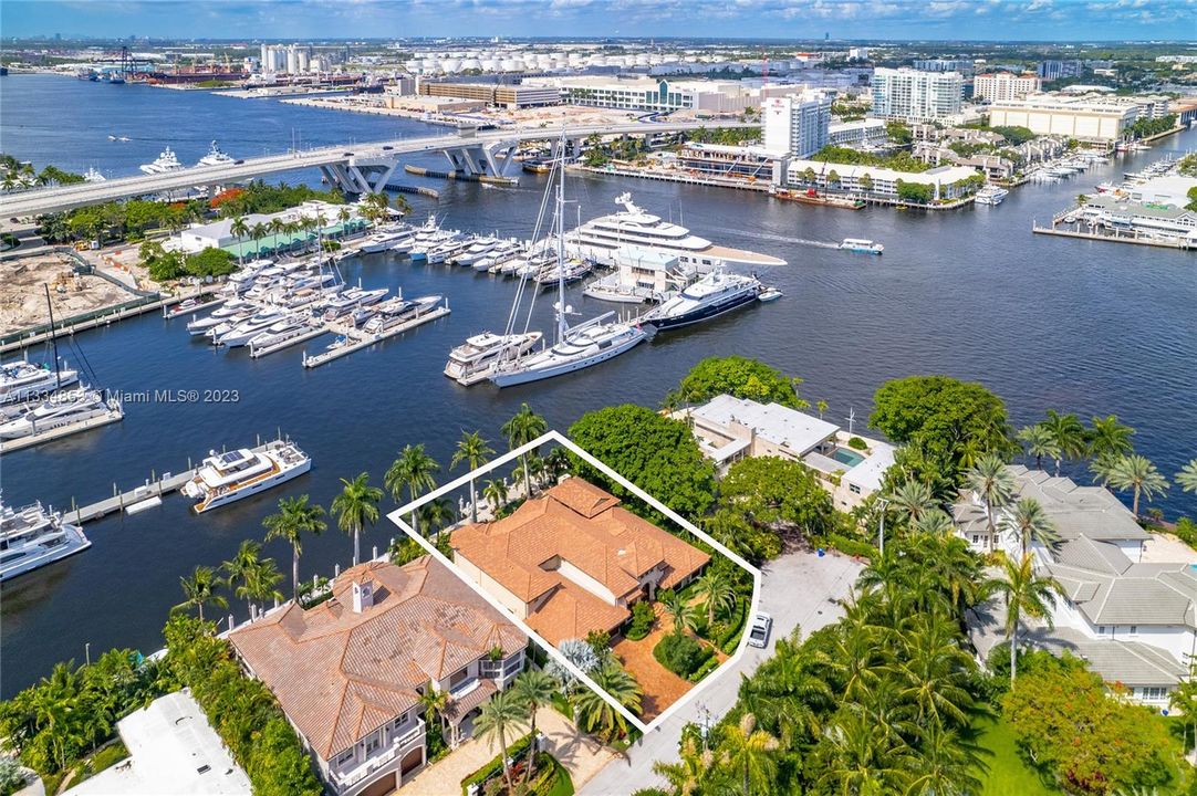 Недавно арендовано: $49,000 (6 спален, 6 ванн, 5599 Квадратных фут)