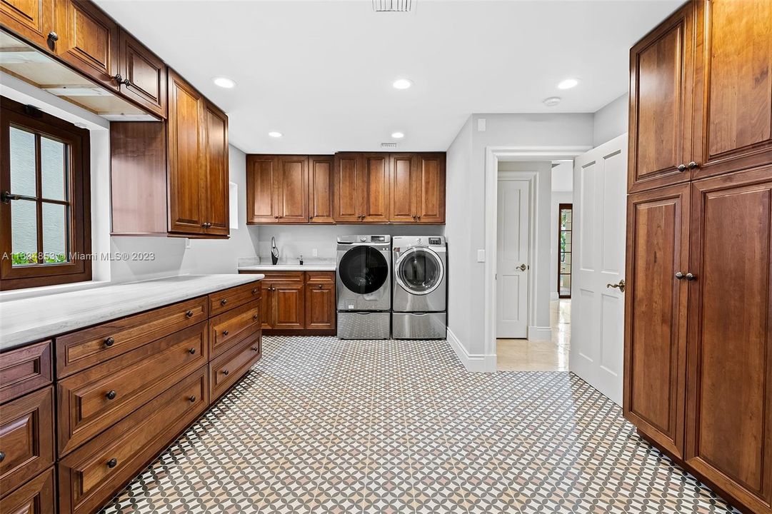 Недавно арендовано: $49,000 (6 спален, 6 ванн, 5599 Квадратных фут)