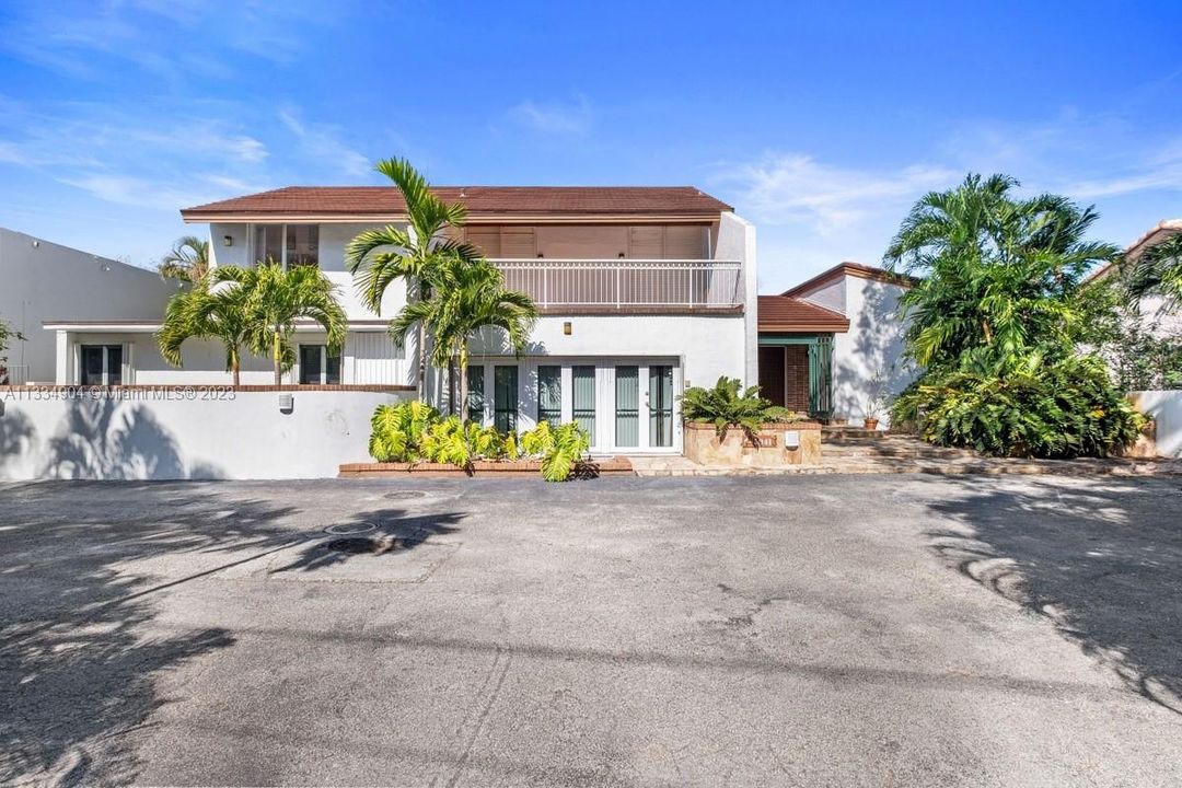 Recently Sold: $2,199,000 (4 beds, 3 baths, 3883 Square Feet)