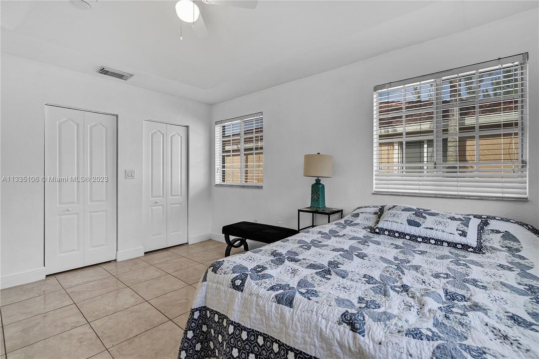 Vendido Recientemente: $420,000 (4 camas, 3 baños, 1689 Pies cuadrados)