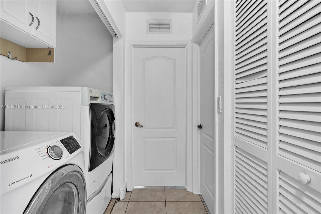 Vendido Recientemente: $420,000 (4 camas, 3 baños, 1689 Pies cuadrados)