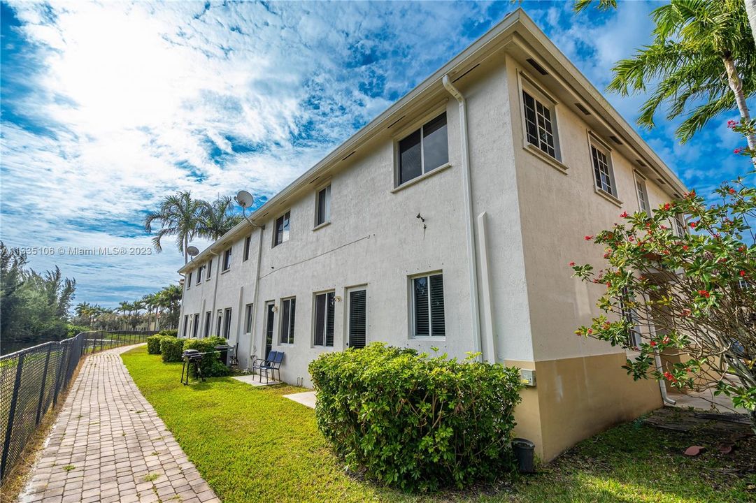 Vendido Recientemente: $420,000 (4 camas, 3 baños, 1689 Pies cuadrados)