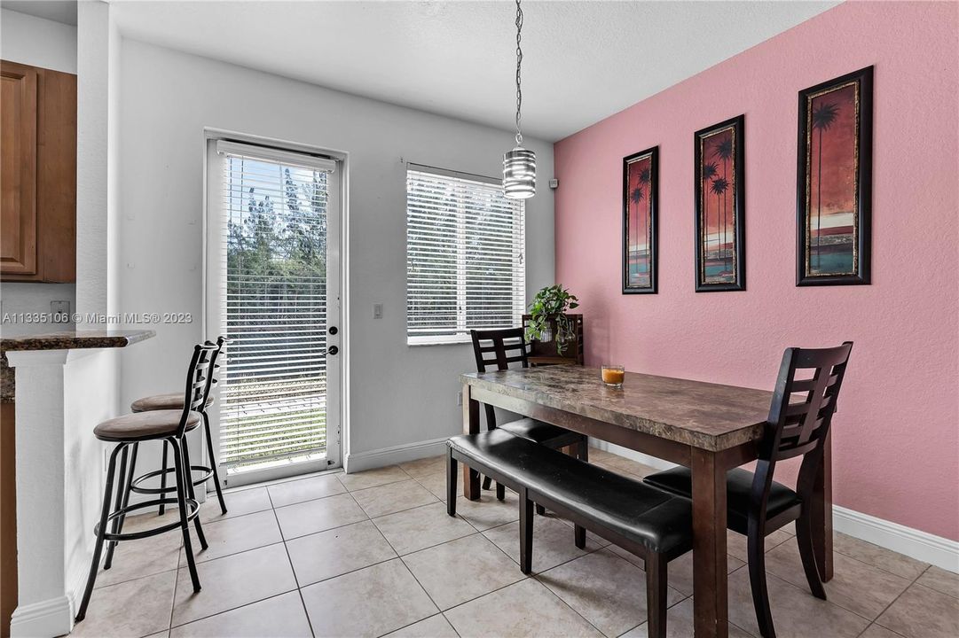 Vendido Recientemente: $420,000 (4 camas, 3 baños, 1689 Pies cuadrados)